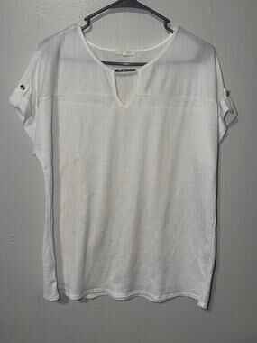 Ava James White Short Sleeve Blouse Keyhole Neck Rolled Tab Sleeves Gold Tone Bu